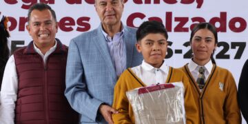 Natividad Castrejón entrega útiles, calzado y uniformes en cinco municipios