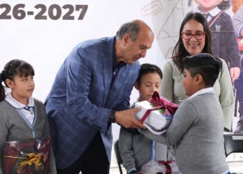Gobierno de Hidalgo entrega uniformes, útiles y calzado a estudiantes de Tula-Tepeji