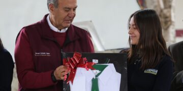 Natividad Castrejón entrega uniformes y libros a estudiantes de bachillerato