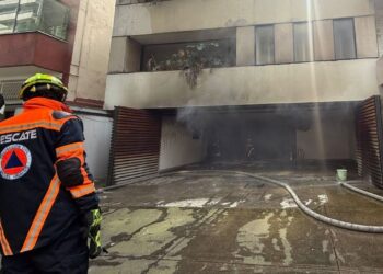 Incendio en Polanco genera columna de humo y caos vial