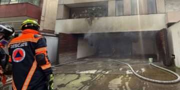 Incendio en Polanco genera columna de humo y caos vial