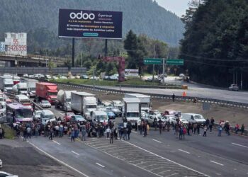 Bloqueo paraliza la México-Toluca por disputa territorial