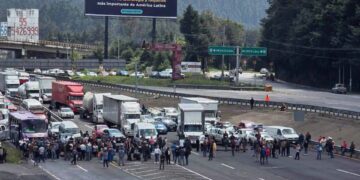 Bloqueo paraliza la México-Toluca por disputa territorial