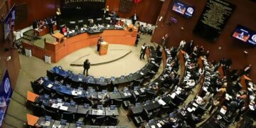 Senado avala Ley Antimemes entre choque por censura