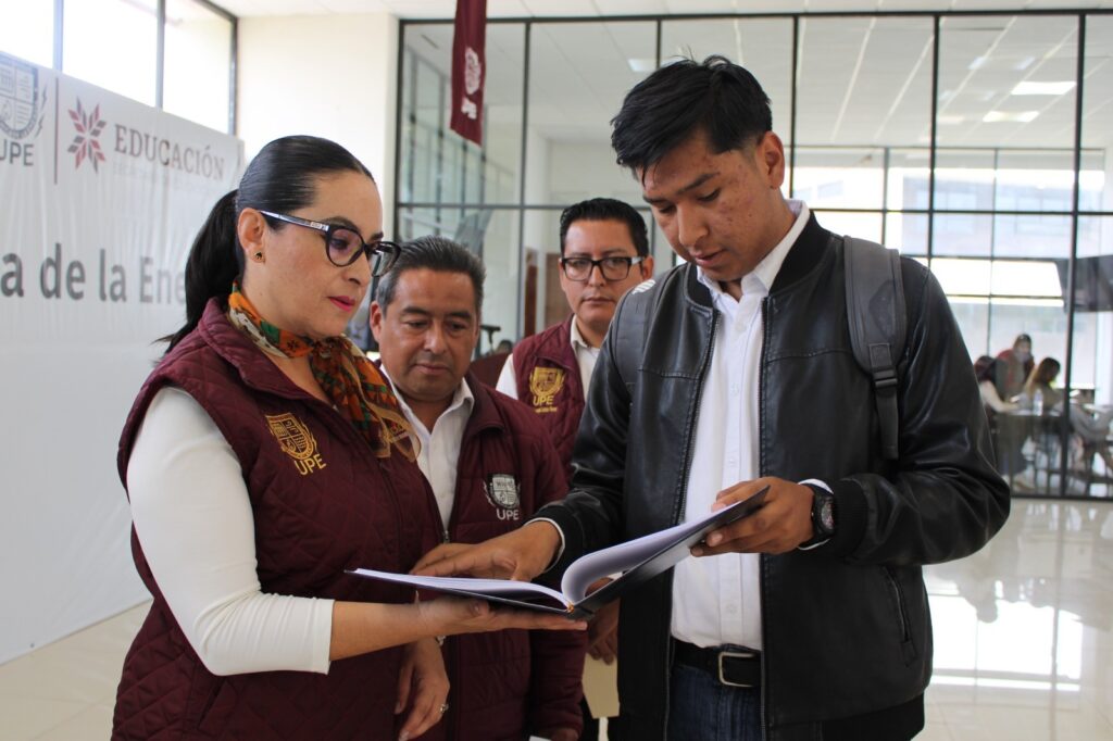 Estudiantes de la UPE donan manuales especializados