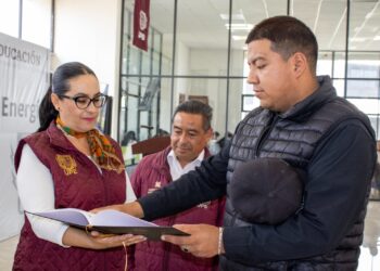 Estudiantes de la UPE donan manuales especializados