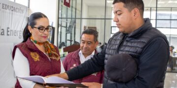 Estudiantes de la UPE donan manuales especializados