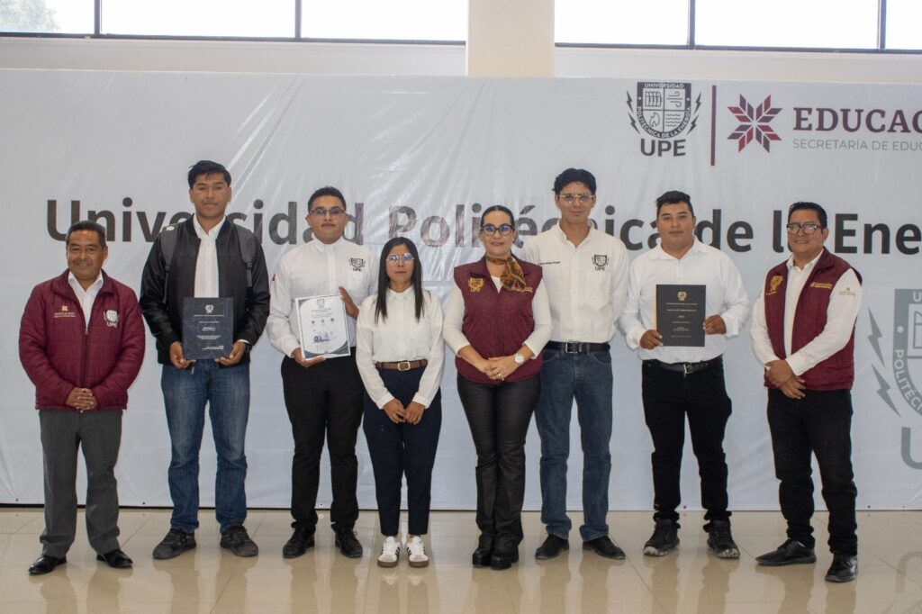 Estudiantes de la UPE donan manuales especializados