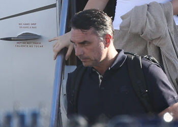 Tras derrota electoral, Flávio Bolsonaro llega a Estados Unidos.