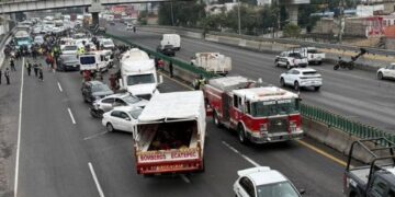 Pipa provoca carambola en la México-Pachuca; hay un muerto.