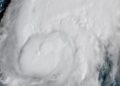 Huracán Isaías se convierte categoría 2, provoca lluvias y fuertes vientos.