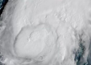 Huracán Isaías se convierte categoría 2, provoca lluvias y fuertes vientos.