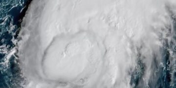 Huracán Isaías se convierte categoría 2, provoca lluvias y fuertes vientos.