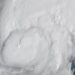 Huracán Isaías se convierte categoría 2, provoca lluvias y fuertes vientos.
