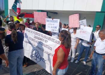 Trabajadores del IMSS bloquean vialidades por salarios e insumos