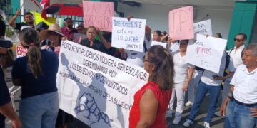 Trabajadores del IMSS bloquean vialidades por salarios e insumos