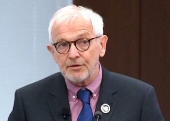 Francis Halzen gana el Nobel de Física por descubrir “partículas fantasma” del Universo.