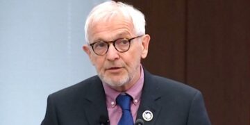 Francis Halzen gana el Nobel de Física por descubrir “partículas fantasma” del Universo.