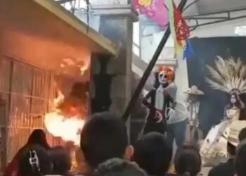 Alumna permanece hospitalizada tras incendiarse su disfraz durante festival escolar (VIDEO).