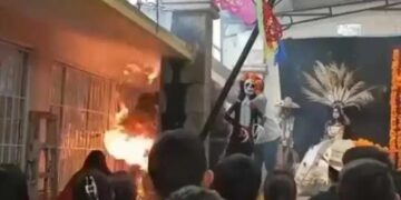 Alumna permanece hospitalizada tras incendiarse su disfraz durante festival escolar (VIDEO).
