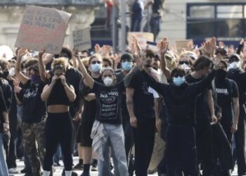 Estudiantes toman las calles de Francia; protestas crecen y desafían al gobierno.