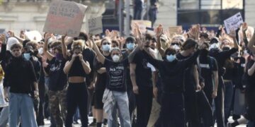Estudiantes toman las calles de Francia; protestas crecen y desafían al gobierno.