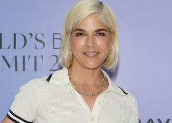 Selma Blair es detenida tras presuntamente agredir a dos auxiliares de vuelo.