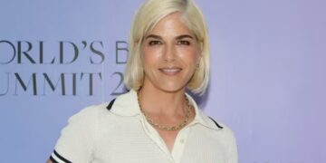 Selma Blair es detenida tras presuntamente agredir a dos auxiliares de vuelo.