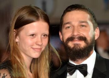 Mia Goth solicita el divorcio de Shia LaBeouf y pide la custodia de su hija.