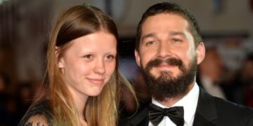 Mia Goth solicita el divorcio de Shia LaBeouf y pide la custodia de su hija.