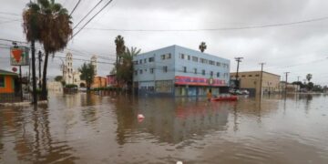 Rachel golpea Baja California: Inundaciones, una menor fallecida y 10 desaparecidos.
