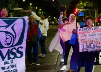 Trabajadores del IMSS rechazan aumento salarial de 6.8% y exigen renegociación.