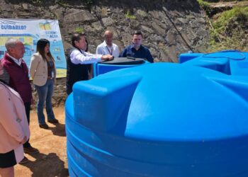 Estudiantes del CECyTEH crean sistema para aprovechar agua de lluvia en Omitlán