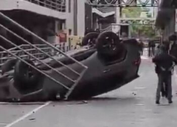 Acelera por error y cae del segundo piso en Galerías Coapa