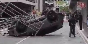 Acelera por error y cae del segundo piso en Galerías Coapa