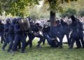 París: Protesta estudiantil escala y enfrenta a jóvenes y policías