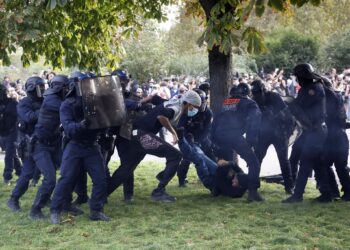 París: Protesta estudiantil escala y enfrenta a jóvenes y policías