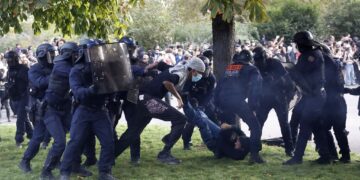 París: Protesta estudiantil escala y enfrenta a jóvenes y policías