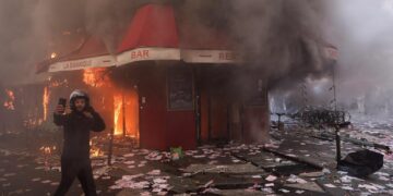 Francia estalla por los precios: incendios y saqueos