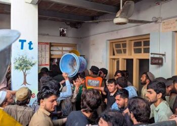 Tragedia en Pakistán: derrumbe en colegio deja 32 estudiantes muertos (VIDEO).