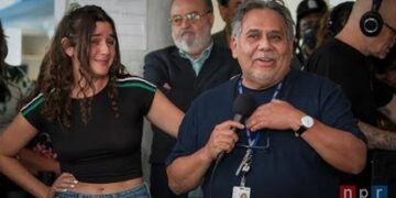 Eliminan mensaje de apoyo a migrantes en el Tiny Desk de Los Tigres del Norte.