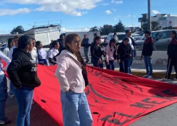 Normalistas de El Mexe bloquean el Congreso de Hidalgo.