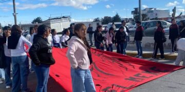 Normalistas de El Mexe bloquean el Congreso de Hidalgo.