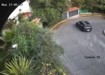 Tesla sale volando y atraviesa una casa en Cuajimalpa; video impacta.