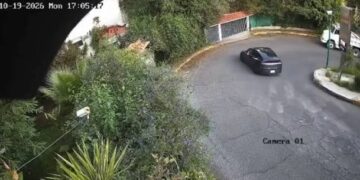Tesla sale volando y atraviesa una casa en Cuajimalpa; video impacta.