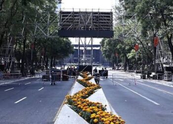 Checo Pérez llega a Reforma y provoca cierres viales en CDMX.
