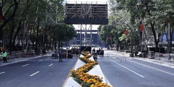 Checo Pérez llega a Reforma y provoca cierres viales en CDMX.