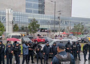 IMSS: protestas por salarios terminan en choques con policías