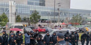 IMSS: protestas por salarios terminan en choques con policías