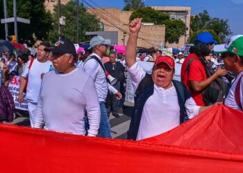 Trabajadores del IMSS exigen 10% de aumento y más recursos